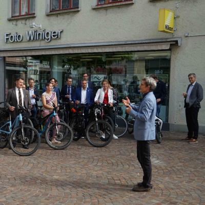Christian Stricker verkündet anlässlich der "bike to parliament" - Aktion die Gründung der parlamentarischen Gruppe Velo